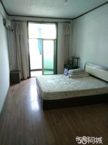 市政府旁边,简装修小三室,有产证,满五年唯一,可以按揭